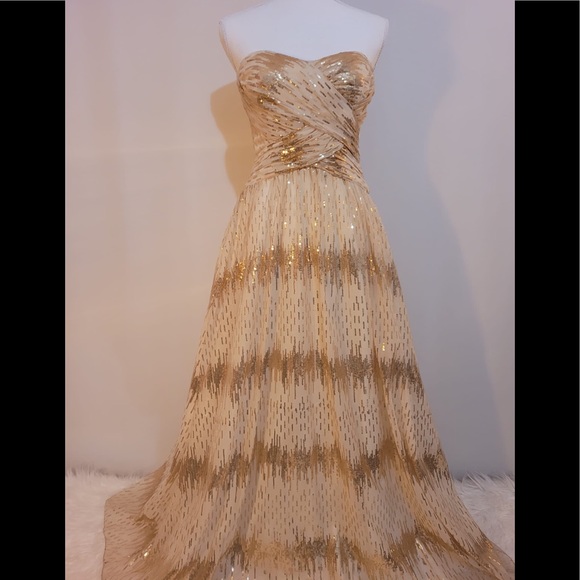 Golden Gown 💛 - Picture 5 of 17